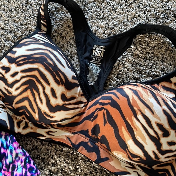 2 New Victoria Secret Pink formed padded sports bra xs multicolor tiger Love - Picture 4 of 7